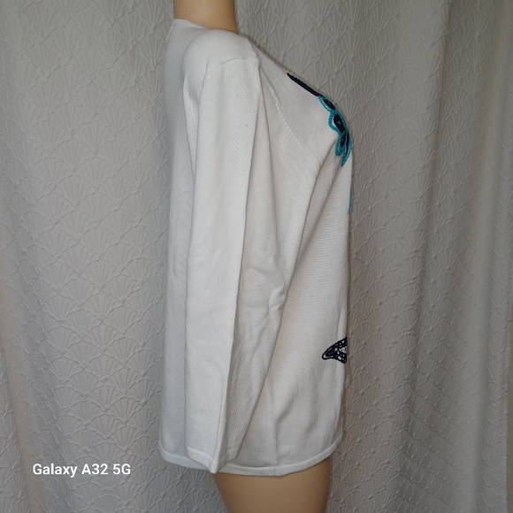 Alfred Dunner New Women Size 1X White Top with Blue Floral Embroidery - Picture 4 of 10